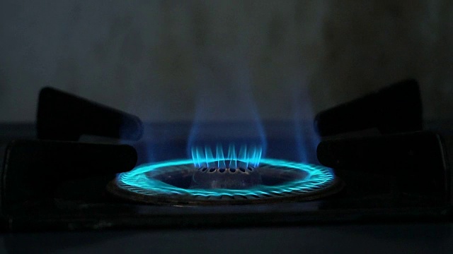 煤气炉出煤气，煤气炉出蓝色火焰。视频下载