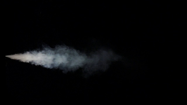 一股白烟在一个孤立的黑色演播室背景上视频素材