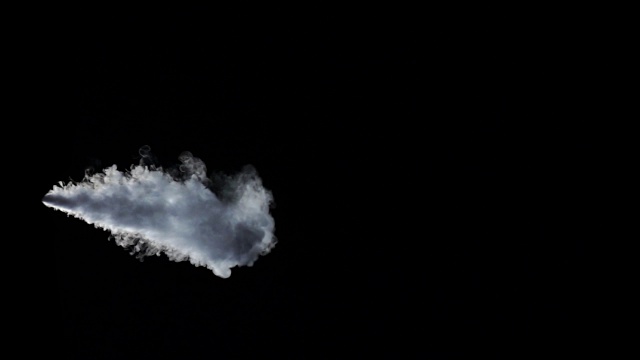 白色的烟雾从溪流在一个孤立的黑色演播室背景视频素材