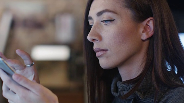 年轻的女设计师正在智能手机和电脑上测试用户界面。视频素材