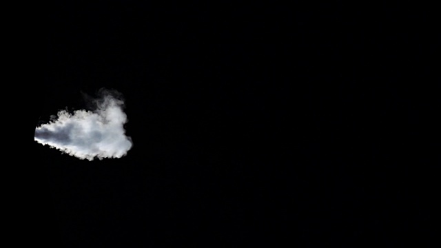 白色烟雾在一个孤立的黑色演播室背景视频素材