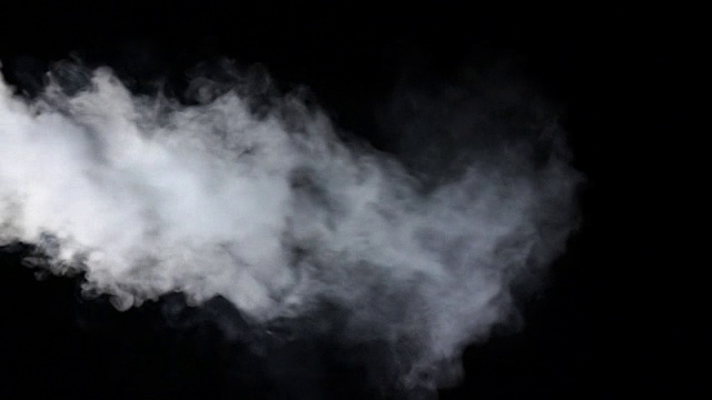 白色烟雾与大流量孤立的黑色工作室背景视频下载