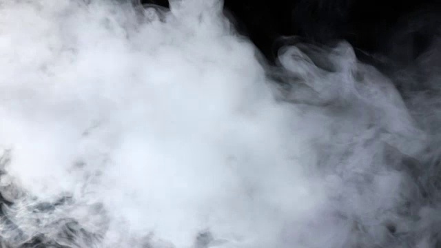 白色烟雾与大波浪上孤立的黑色工作室背景视频素材