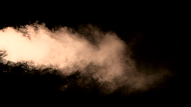 烟雾在孤立的黑色演播室背景，慢镜头视频素材