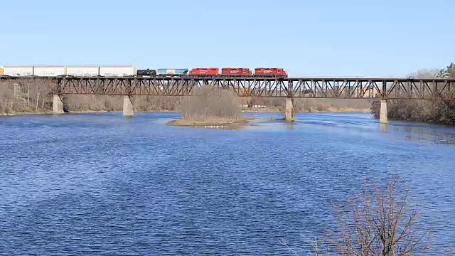 横跨安大略省坎布里奇格兰德河的铁路桥视频下载