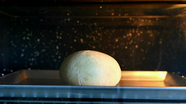 面包烘烤和在烤箱中升起的时间流逝视频素材