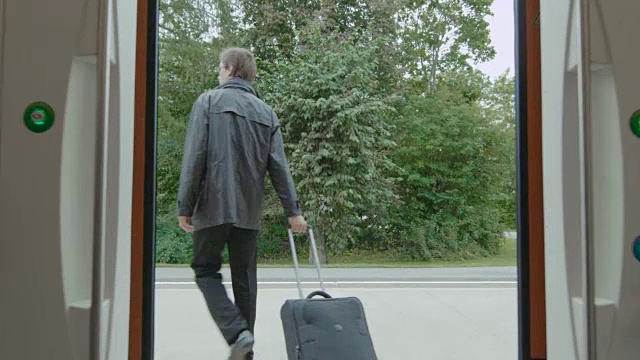 带着行李的商人正在下火车视频素材