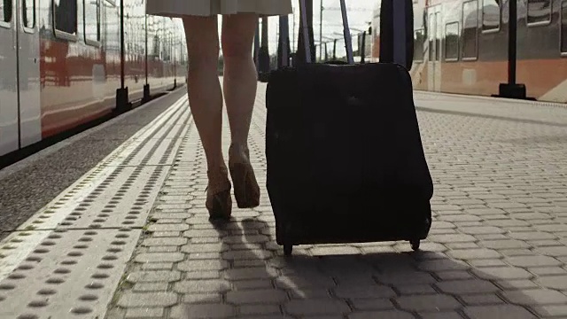 带着行李在火车站行走的自信女人视频素材