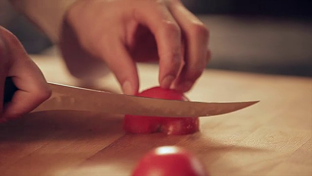 厨师将番茄切在砧板上视频素材
