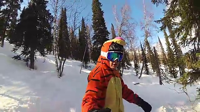 快乐的女孩在滑雪板上滑下斜坡视频下载