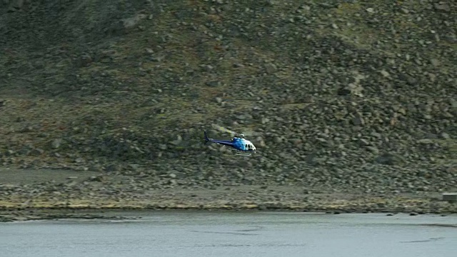 直升机从欧内斯特·沙克尔顿的甲板上起飞视频下载