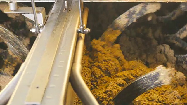 工厂里的搅拌器把橄榄搅拌成油视频素材
