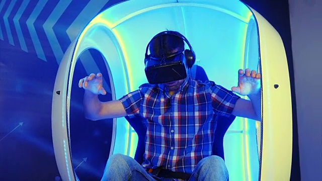 兴奋的年轻人享受虚拟现实吸引在vr椅子视频下载