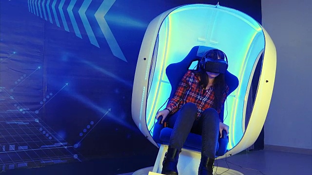 年轻女孩坐在虚拟现实吸引和感觉可怕视频下载
