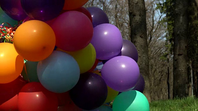 镜头气球靠近了户外。视频下载