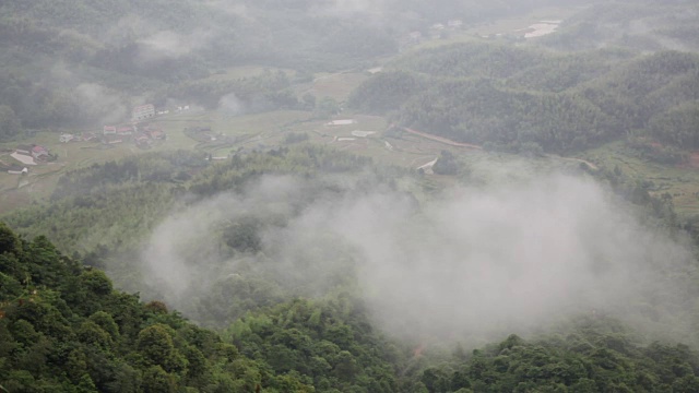 云雾笼罩的山村视频下载