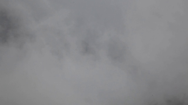 云雾笼罩的山村视频下载
