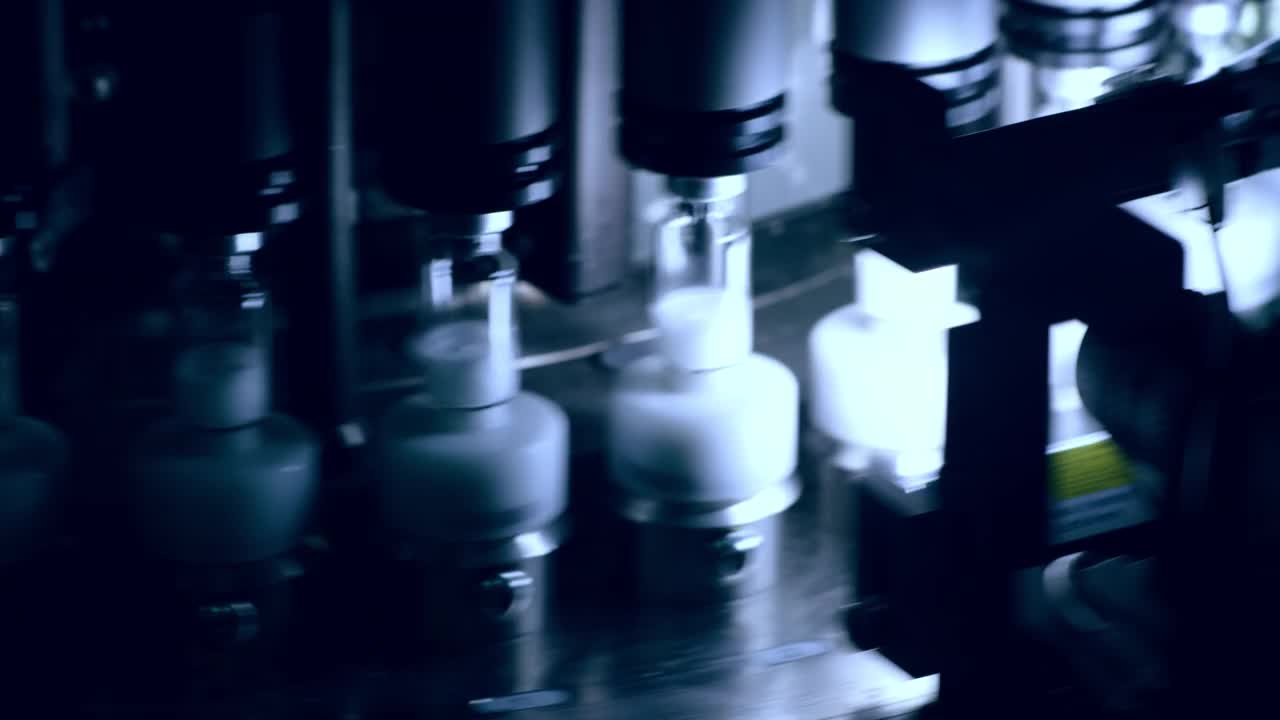 制药生产线上的医用小瓶。质量控制技术视频素材