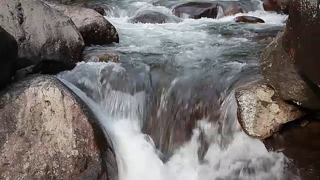 小溪在山上，春天有岩石视频下载