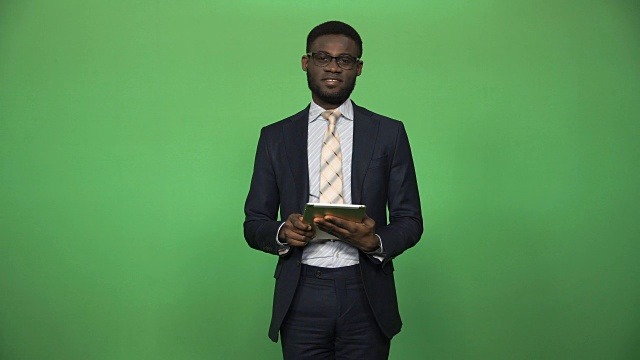 自信的非洲男性使用平板电脑视频下载