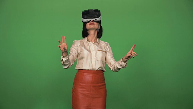 年轻的女商人戴着VR眼镜视频下载