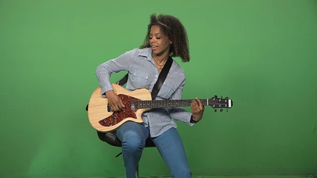 唱着吉他的女人视频下载