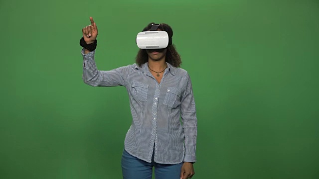 使用VR眼镜的黑人女性视频下载