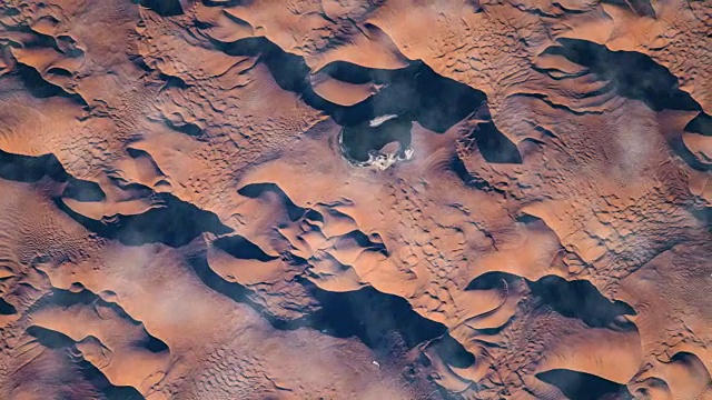 在国际空间站上飞越地球。飞过沙漠，从太空鸟瞰。视频素材
