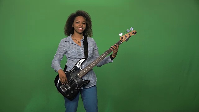 弹吉他的黑人妇女视频下载