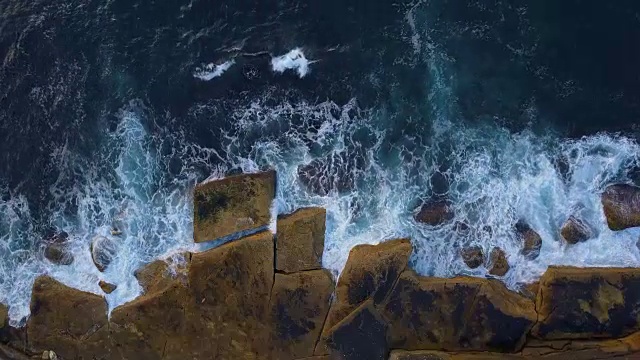 波撞击岩石视频素材