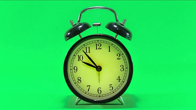 一个以绿色屏幕为背景的闹钟的时间流逝。视频素材