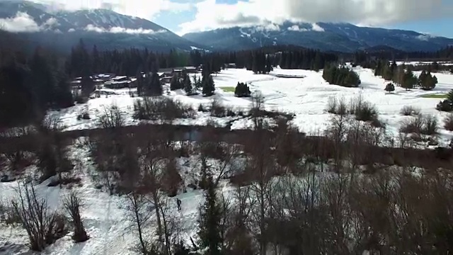 白雪覆盖的惠斯勒高尔夫球场上空美丽的空中飞行视频下载