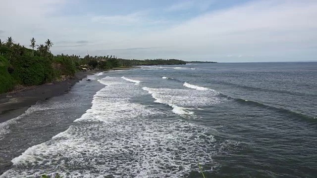 海浪翻滚在印度尼西亚巴厘岛的石质海岸视频下载