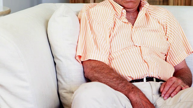 一个老人睡在客厅的沙发上视频素材