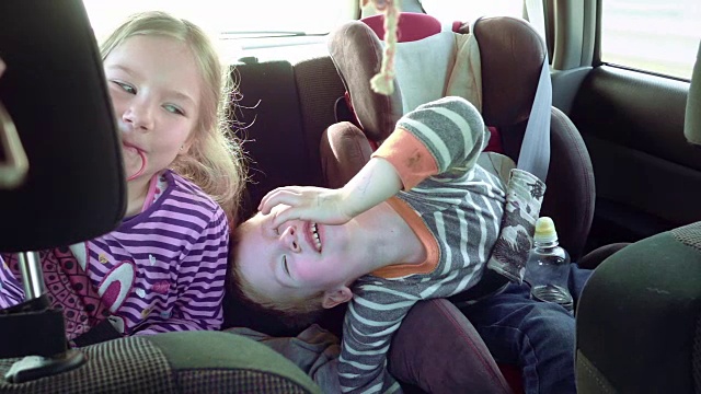 孩子们在汽车座椅上笑着视频素材