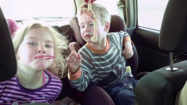 孩子们在汽车座椅上笑着视频素材