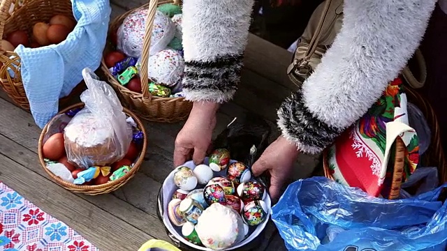 复活节蛋糕和彩蛋的圣化视频素材
