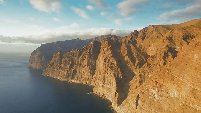 沿着洛斯吉甘特斯特内里费岛的巨石飞行视频下载