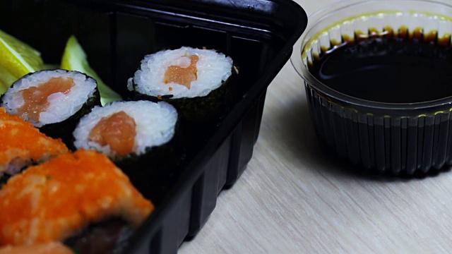日本生姜芥末寿司和寿司卷，中国木棒视频素材