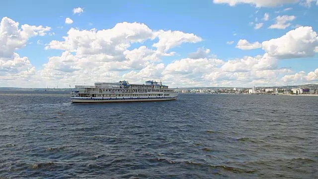 伏尔加河上的三层客轮。萨拉托夫,俄罗斯视频素材