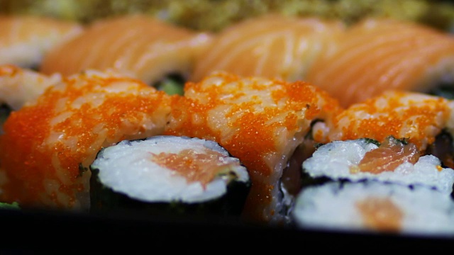 日本生姜芥末寿司和寿司卷，中国木棒视频素材