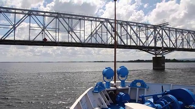 船从桥下通过视频素材