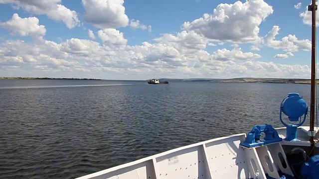 船头的录像。河流景观，夏天，云彩。伏尔加巡航、俄罗斯视频素材