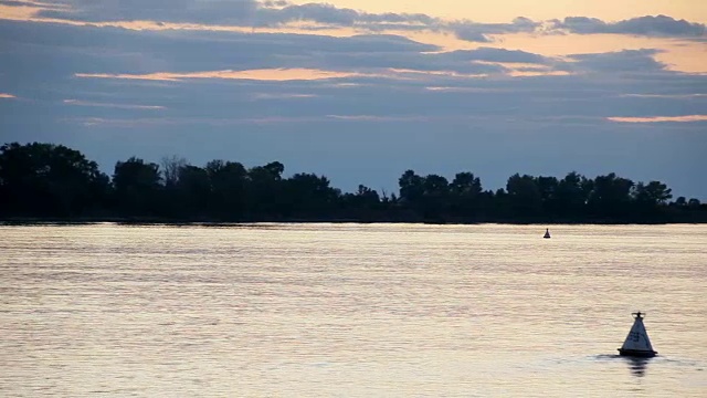 夏天的傍晚在河上视频素材