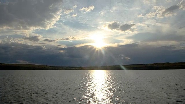 河流景观与天空和太阳在画面中。在移动的船上拍摄。伏尔加河，俄罗斯视频素材
