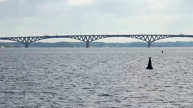 在萨拉托夫和恩格斯之间伏尔加河上的一座桥上，录像是在船上拍摄的视频素材