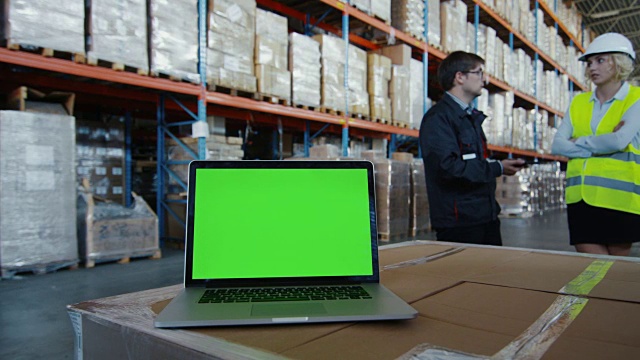 物流仓库带绿屏笔记本电脑。伟大的模型使用。视频素材