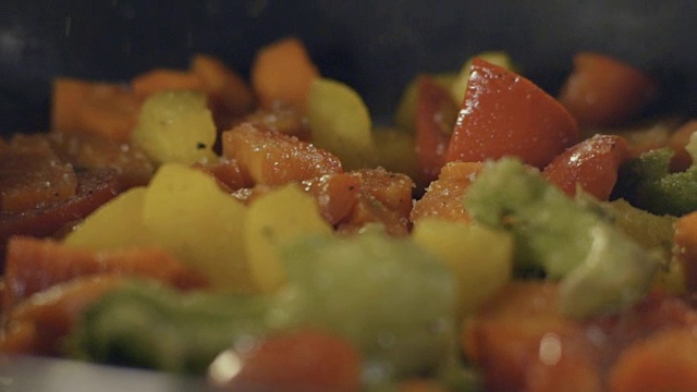 在平底锅里翻炒蔬菜，慢动作视频下载