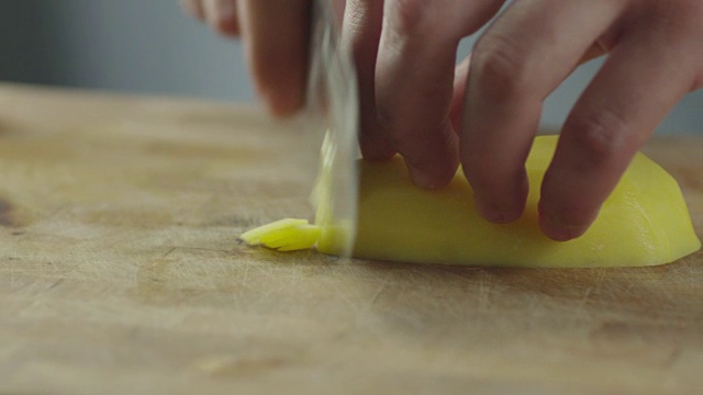 专业厨师是快速切土豆。特写镜头。视频素材