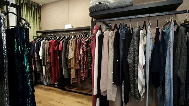 三排衣架沿墙的衣服在商店视频下载